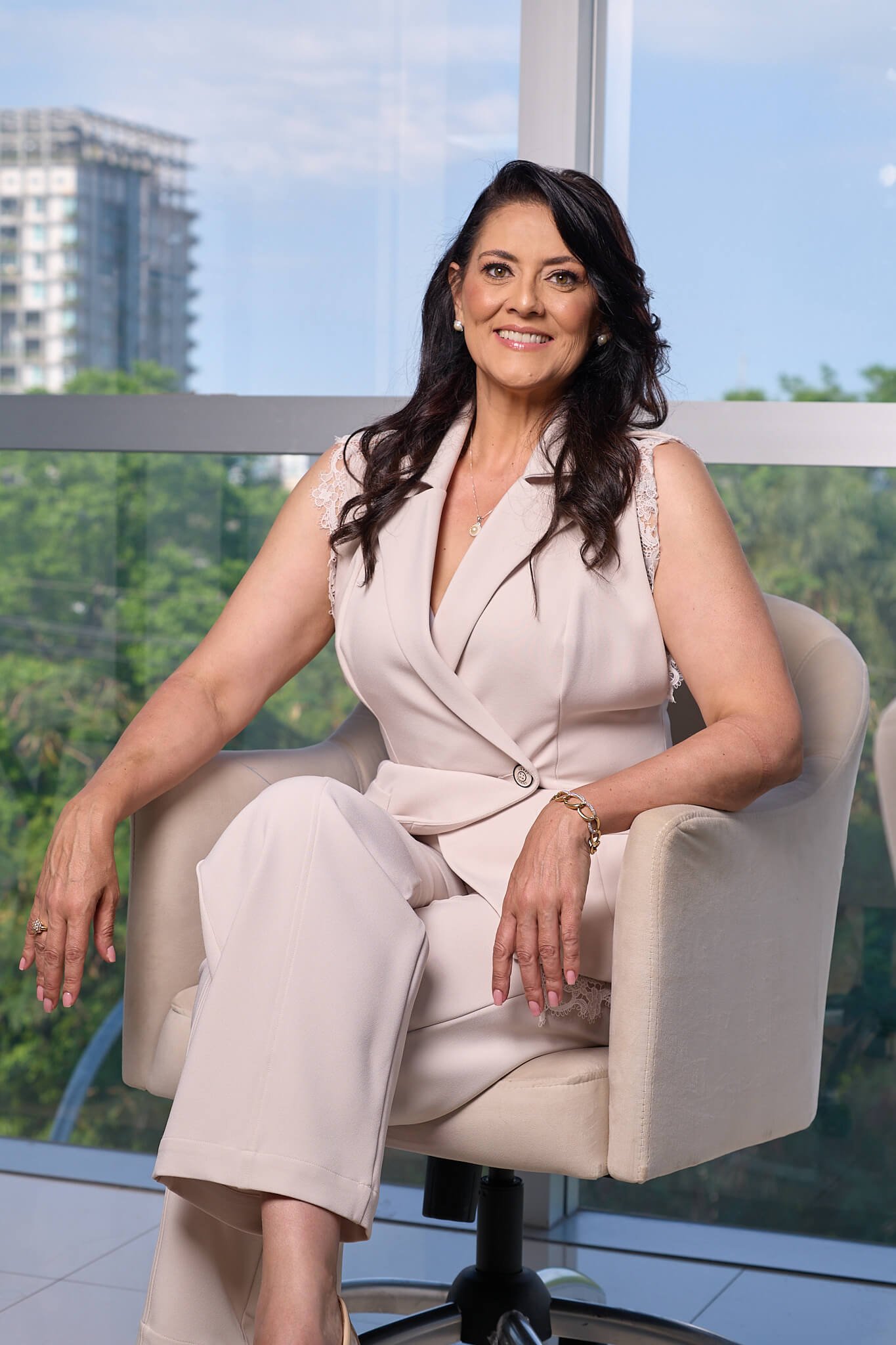Myrtha Machain sentada em ambiente profissional